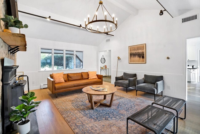 450 Eastward Ct in Mattituck, NY - Building Photo - Building Photo