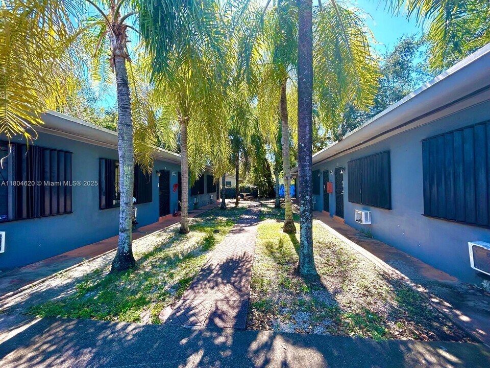 20 NW 71st St in Miami, FL - Building Photo