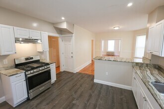 32 Robinson St, Unit 1 in Boston, MA - Building Photo - Building Photo
