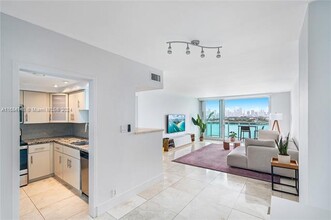 1000 West Ave, Unit 1516 in Miami Beach, FL - Building Photo - Building Photo