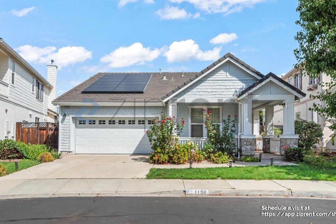 1198 Saratoga Pl in Brentwood, CA - Building Photo