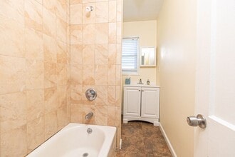 14 Lee Pl in Amityville, NY - Building Photo - Building Photo