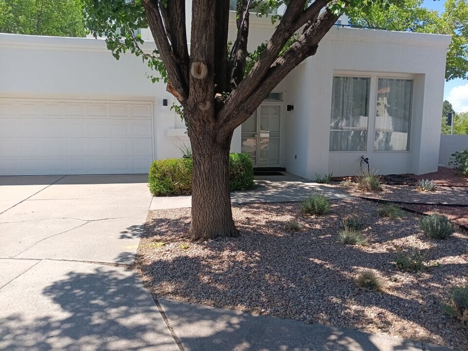 6229 Peachtree Pl NE in Albuquerque, NM - Building Photo