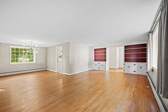 135 Brookside Rd in Newington, CT - Building Photo - Building Photo