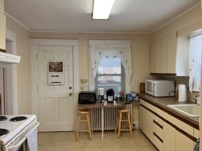 94 Eustis Ave in Newport, RI - Foto de edificio - Building Photo