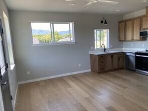 314 Lithia Ave in Talent, OR - Foto de edificio - Building Photo