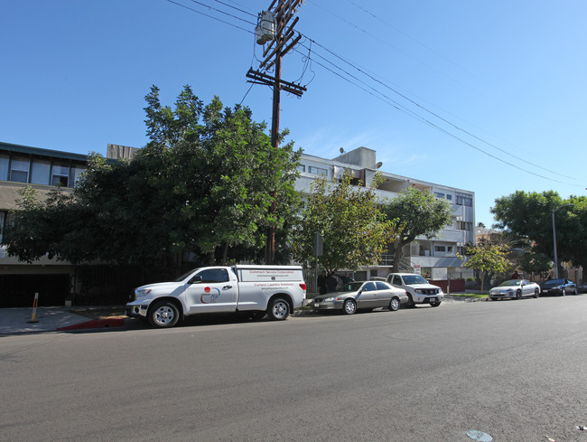 1832 Garfield Pl in Los Angeles, CA - Foto de edificio - Building Photo