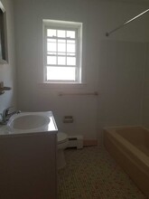 565 Grove St, Unit D-8 in Clifton, NJ - Foto de edificio - Building Photo