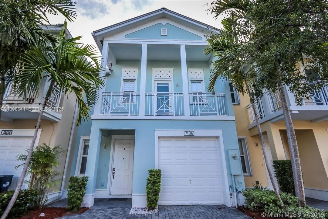 7406 NW 108th Path in Doral, FL - Foto de edificio