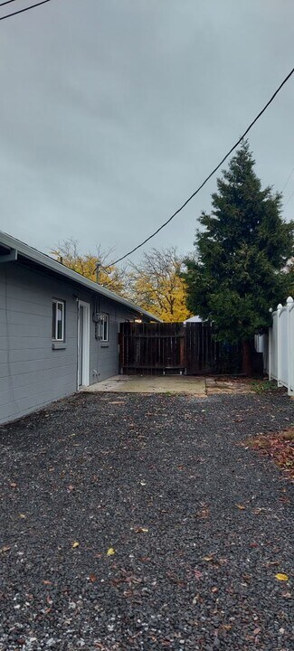 253 N 1st St in Central Point, OR - Building Photo