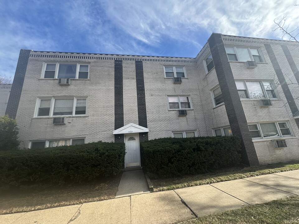 7207 N Greenview Ave, Unit 2C in Chicago, IL - Building Photo