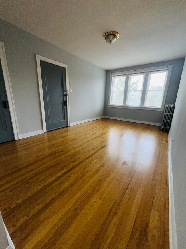 5852 W Higgins Ave in Chicago, IL - Building Photo - Building Photo