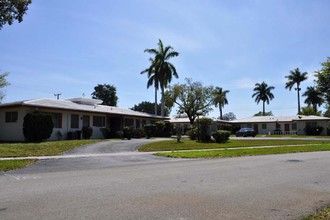 Stratford Gardens Apartments in Plantation, FL - Building Photo - Building Photo