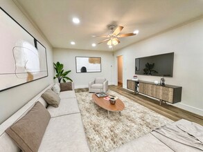 3045 68th St, Unit Woodsude large 2 BR in Woodside, NY - Foto de edificio - Building Photo