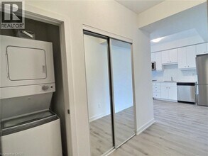 243 Northfield Dr E in Waterloo, ON - Building Photo - Building Photo