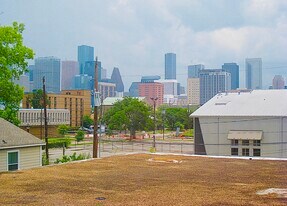 2716 Chenevert St in Houston, TX - Building Photo