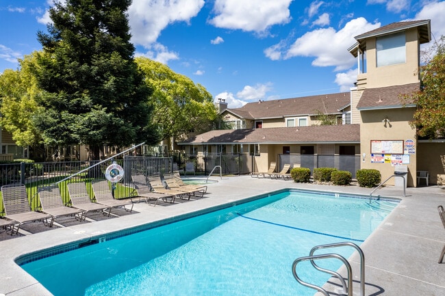 Monterey Village in Modesto, CA - Foto de edificio - Building Photo