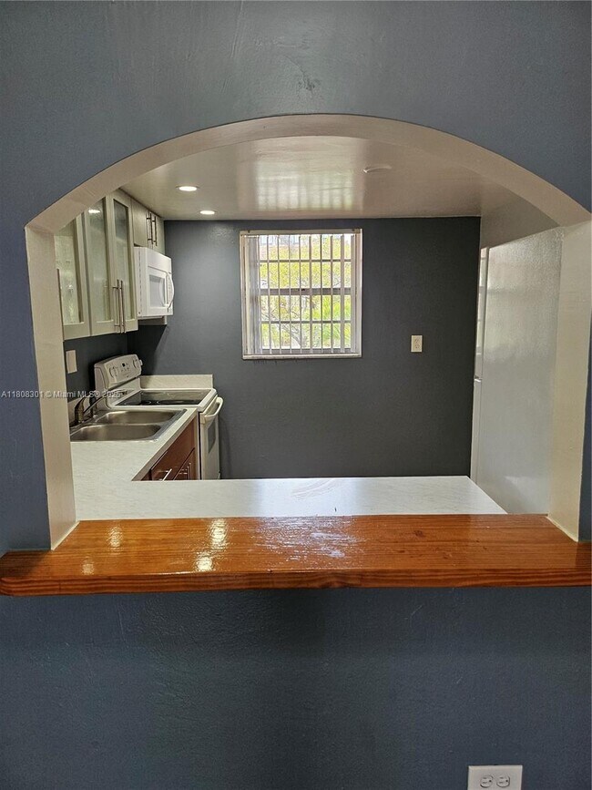 8101 SW 73rd Ave in Miami, FL - Building Photo - Building Photo