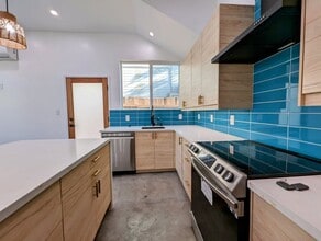 720 San Pascual Ave in Los Angeles, CA - Foto de edificio - Building Photo