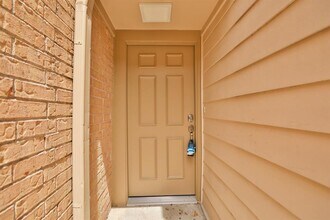 2050 Augusta Dr in Houston, TX - Building Photo - Building Photo