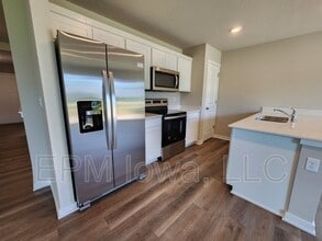 7612 Crossroads Dr SW in Cedar Rapids, IA - Building Photo - Building Photo