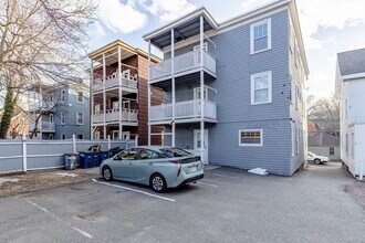 68 Line St, Unit 1 in Somerville, MA - Foto de edificio - Building Photo