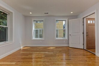 719 Parker St, Unit 2 in Boston, MA - Foto de edificio - Building Photo