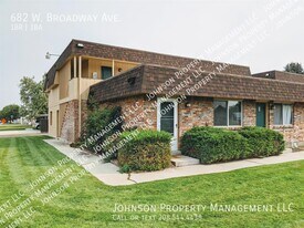 682 W Broadway Ave in Meridian, ID - Building Photo