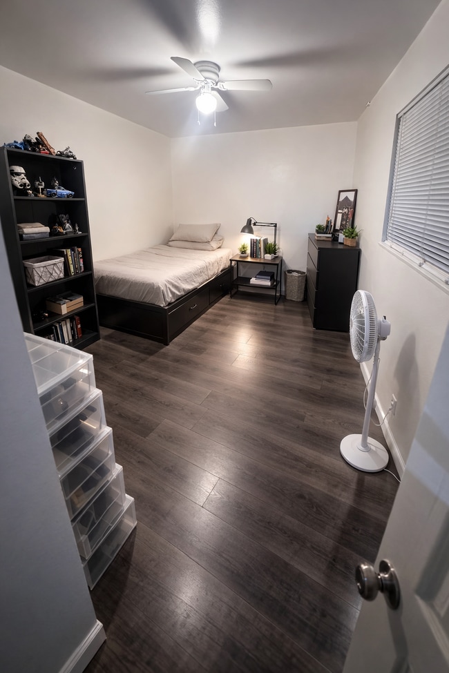 150 W 49th St in Long Beach, CA - Building Photo - Building Photo