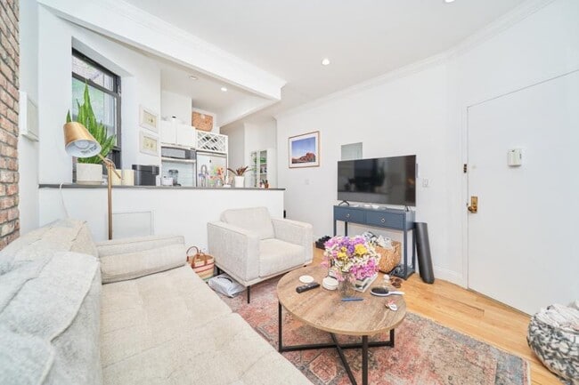 325 E 83rd St in New York, NY - Building Photo - Building Photo