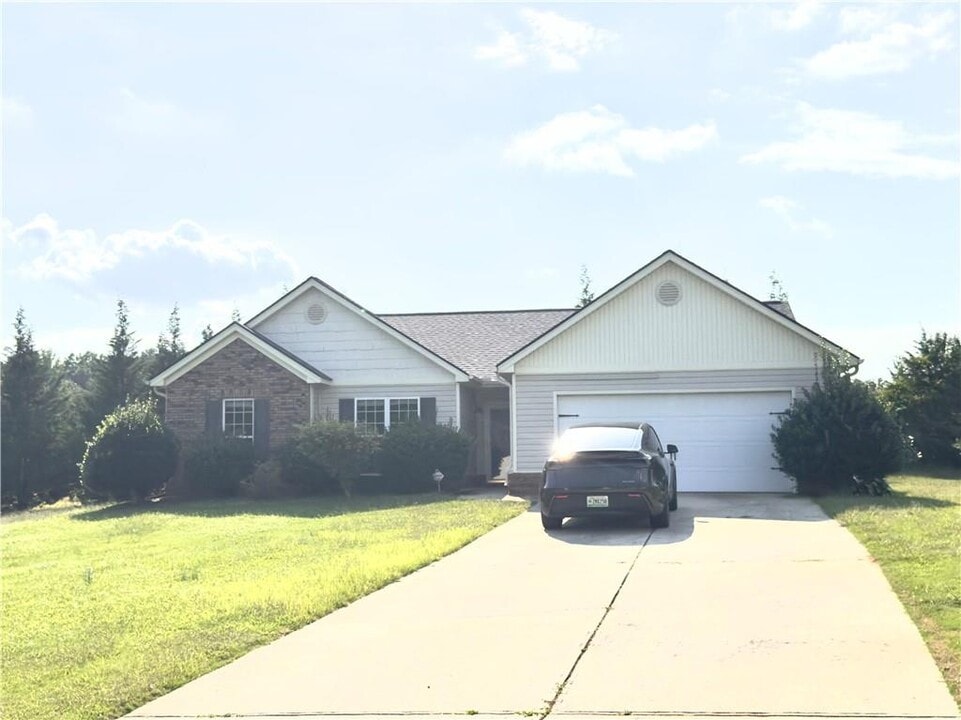 211 Lucas Way in Statham, GA - Building Photo