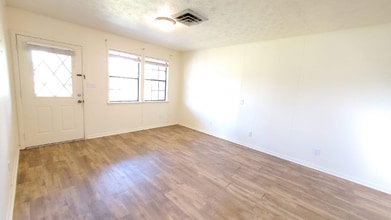 210 Bolton Cir in Harrogate, TN - Foto de edificio - Building Photo