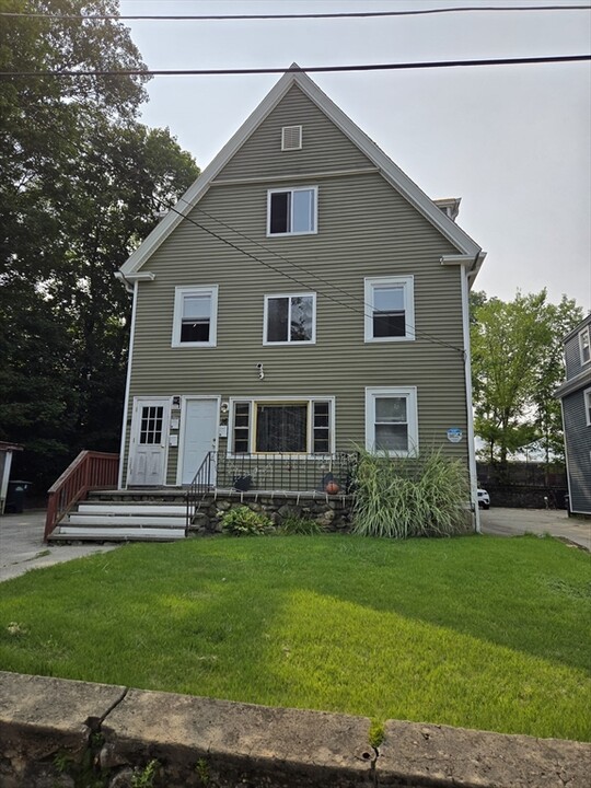 18 Windsor Ct in Southbridge, MA - Building Photo