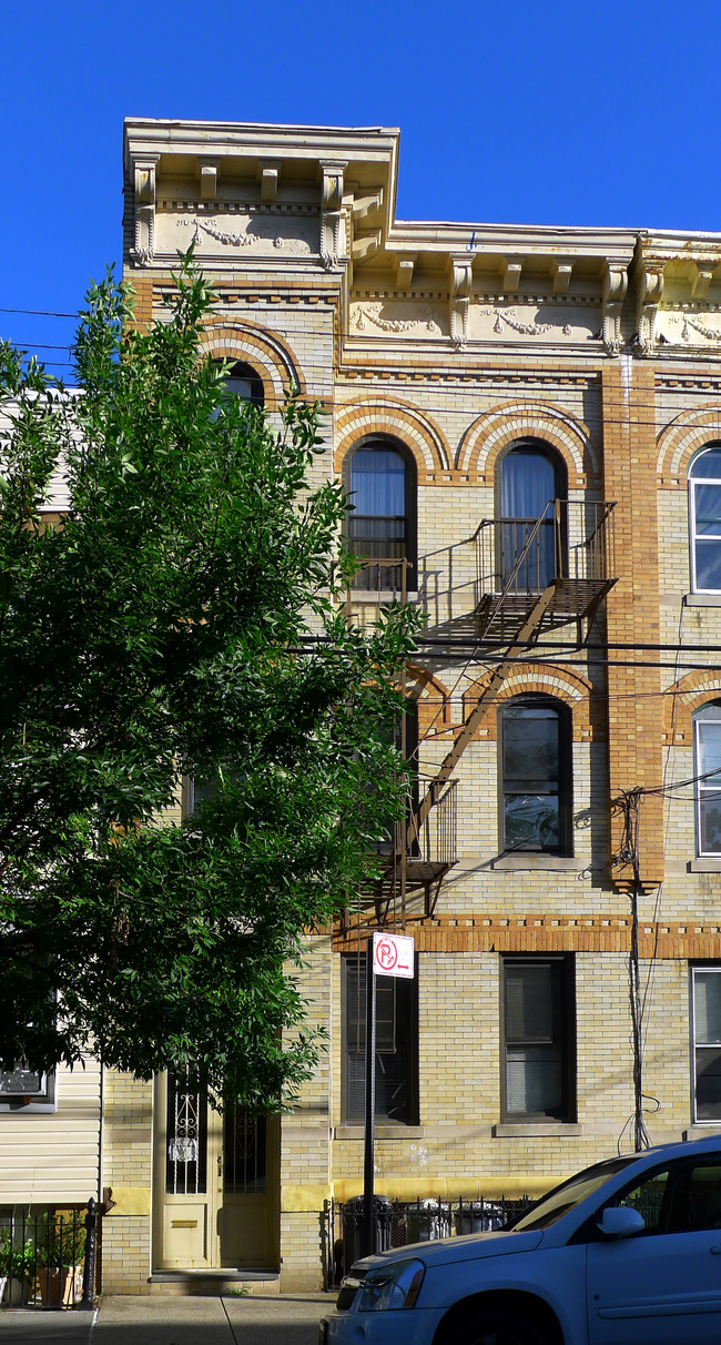 59-21 Woodbine St in Flushing, NY - Foto de edificio - Building Photo