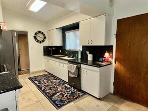 7325 Ouro Pl in La Mesa, CA - Foto de edificio - Building Photo