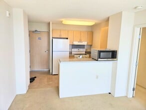 1315 Kalakaua Ave in Honolulu, HI - Building Photo - Building Photo