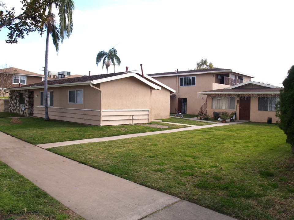 2042 A-D E. Wilshire Ave in Fullerton, CA - Building Photo