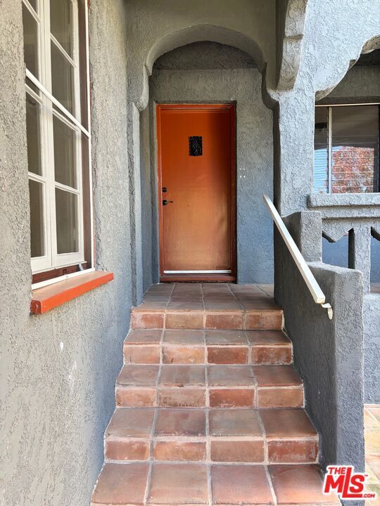 1075 S Ogden Dr in Los Angeles, CA - Building Photo - Building Photo