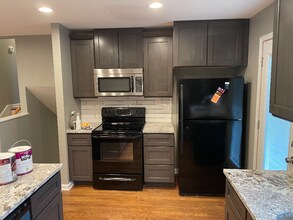 9914 England Dr in Overland Park, KS - Building Photo - Building Photo