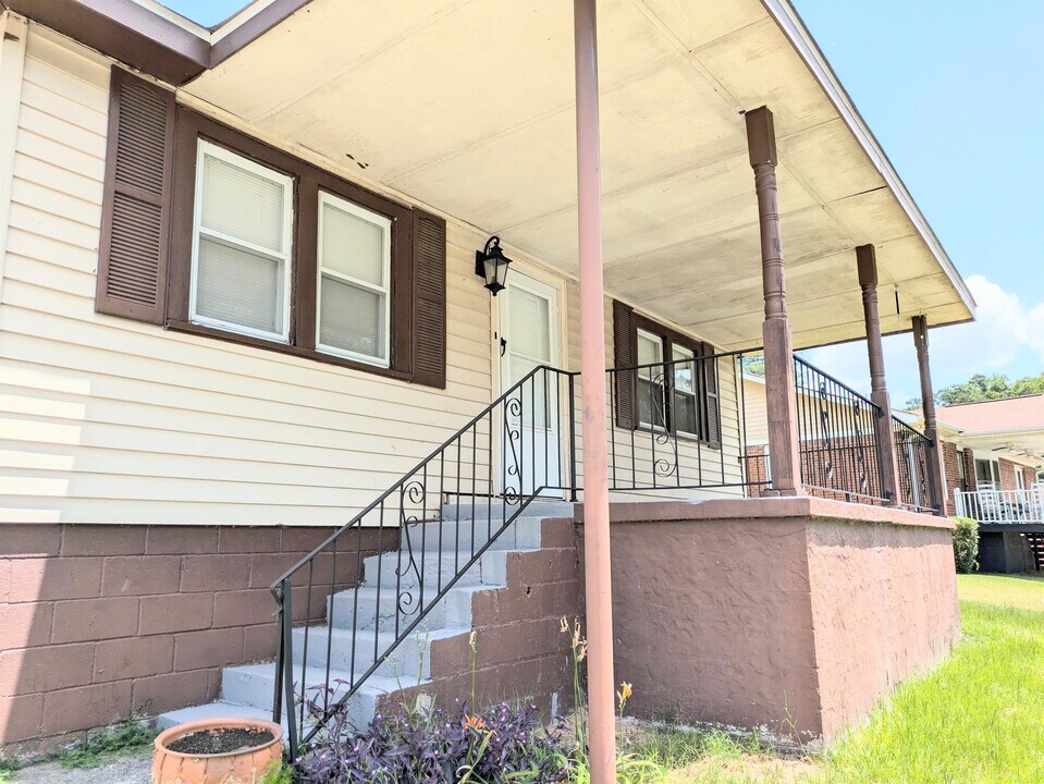 1081 Veal St SW in Conyers, GA - Building Photo