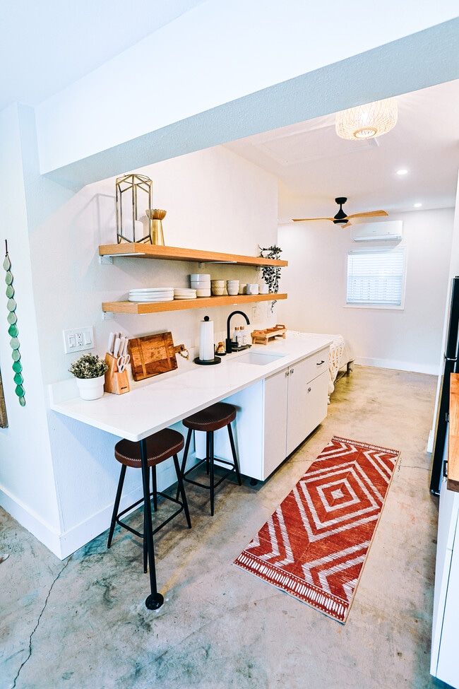 6007 N Orange Blossom Ave, Unit Guest House, Unit Guest House