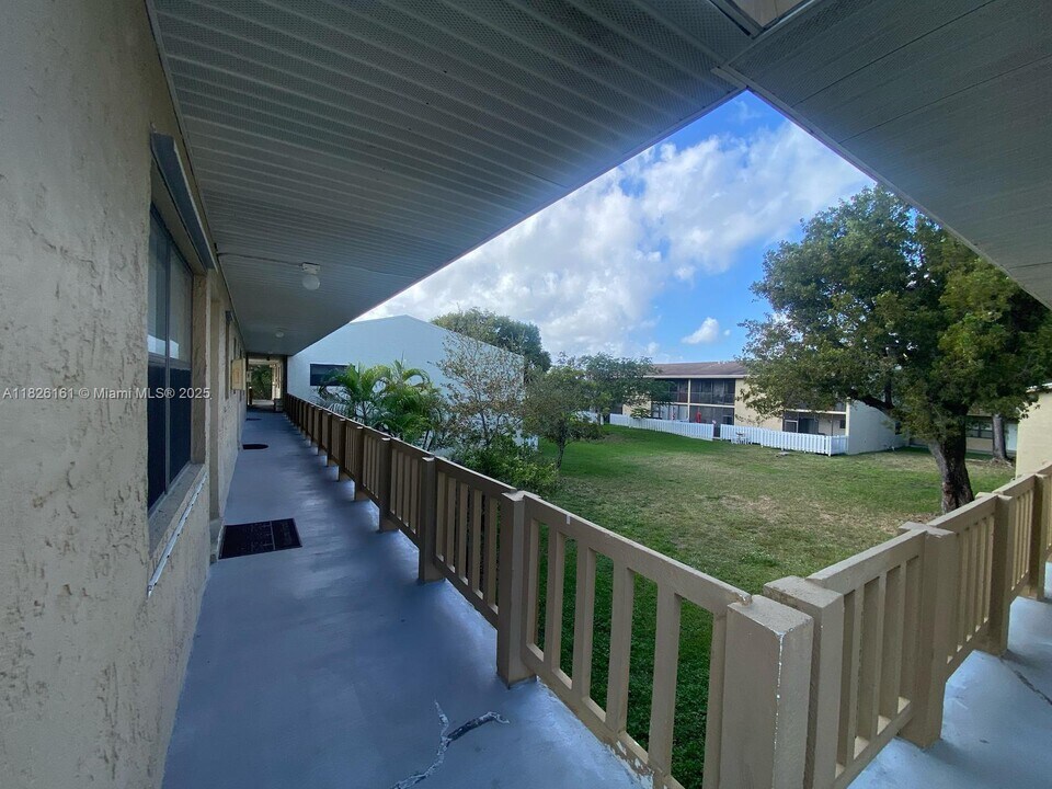 10350 SW 220th St in Cutler Bay, FL - Building Photo