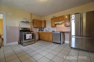 315 Warren St, Unit 2 in Waltham, MA - Building Photo