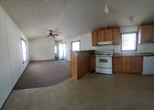 41 County Rd in Milford, ME - Foto de edificio - Building Photo