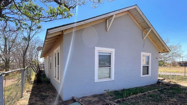 911 S 4th St in Lamesa, TX - Building Photo - Building Photo