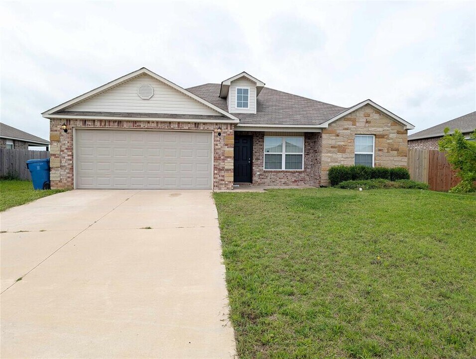 252 NE 20th Pl in Newcastle, OK - Foto de edificio