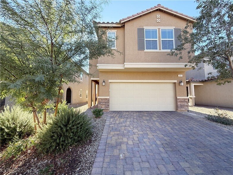 8011 Cavazzo Ave in Las Vegas, NV - Foto de edificio