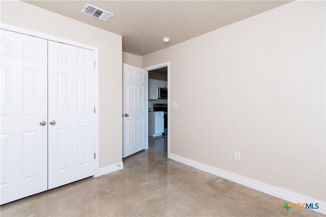 property at 806 Meadow Cir