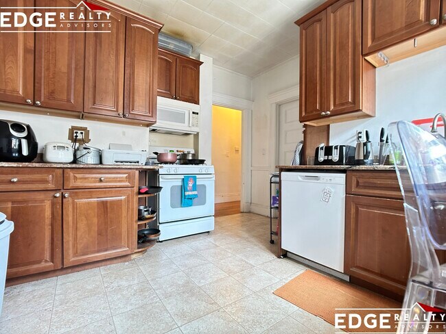 324 Faneuil St, Unit 3 in Boston, MA - Foto de edificio - Building Photo