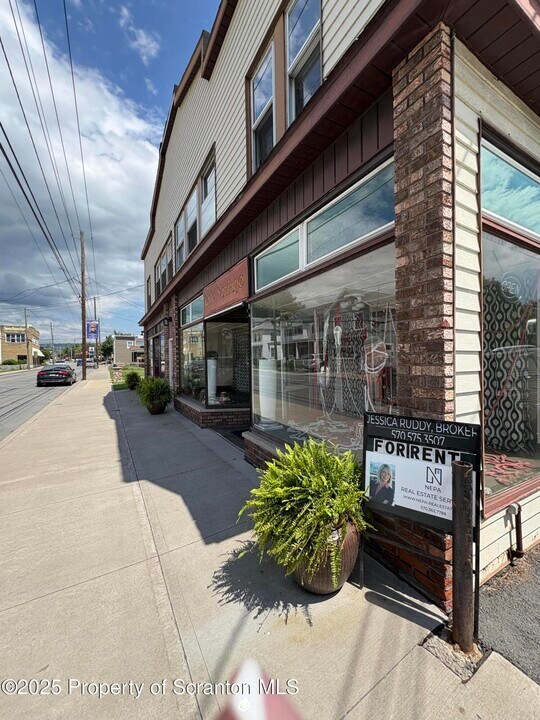 523 Main St in Blakely, PA - Building Photo
